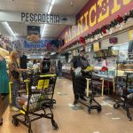 Unas personas hacen sus compras en un supermercado de Los Ángeles, California. EFE/Ana Milena Varón