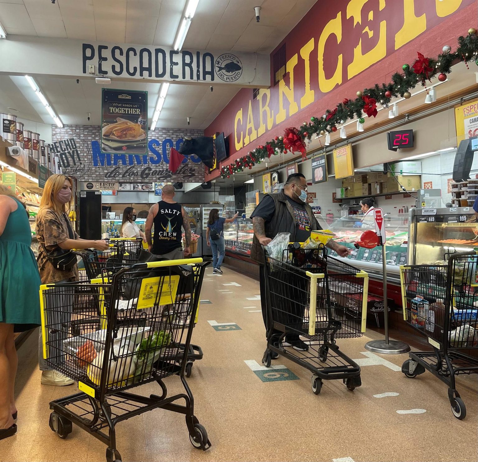 Unas personas hacen sus compras en un supermercado de Los Ángeles, California. EFE/Ana Milena Varón