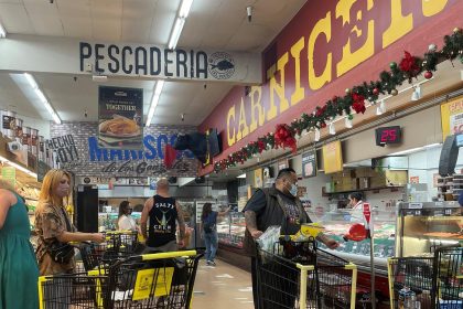 Unas personas hacen sus compras en un supermercado de Los Ángeles, California. EFE/Ana Milena Varón