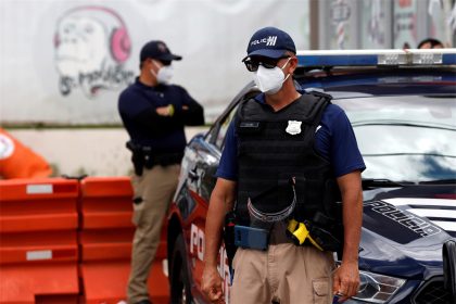 Un agente de policía monta guardia en San Juan (Puerto Rico). Imagen de archivo. EFE/Thais Llorca