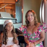 La actriz y conductora de televisión puertorriqueña Adamari López posa con su hija Alaïa a bordo de la salida inaugural del barco crucero de Disney Cuise Line "Wish" desde Puerto Cañaveral, Florida (EEUU). EFE/ Alvaro Blanco