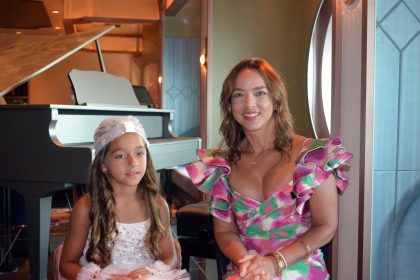 La actriz y conductora de televisión puertorriqueña Adamari López posa con su hija Alaïa a bordo de la salida inaugural del barco crucero de Disney Cuise Line "Wish" desde Puerto Cañaveral, Florida (EEUU). EFE/ Alvaro Blanco