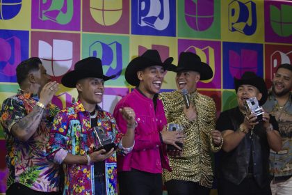 Grupo Firme posa con sus premios hoy durante los Premios Juventud 2022, en el Coliseo José Miguel Agrelot en San Juan (Puerto Rico). EFE/Thais Llorca