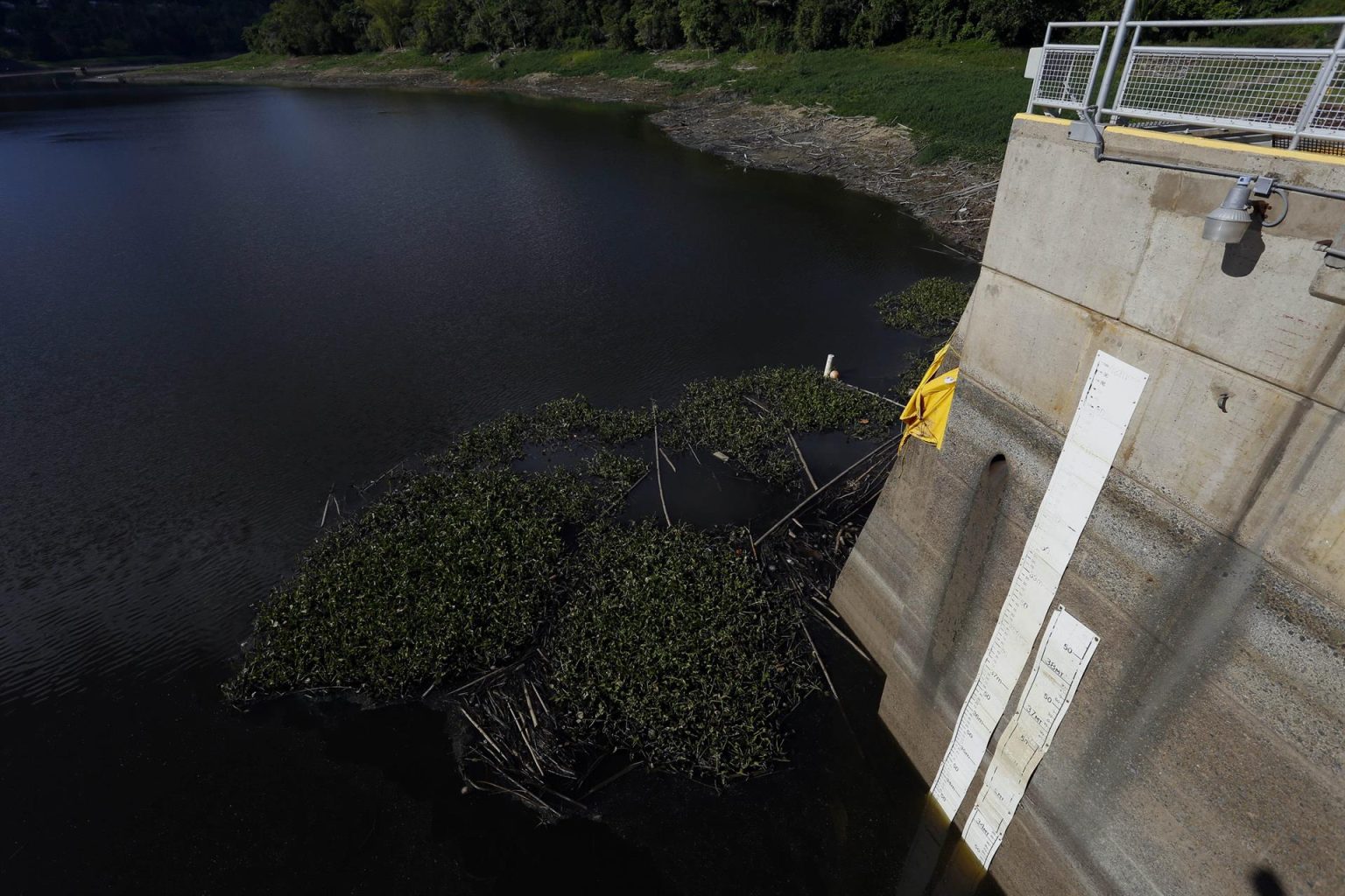 Fotografía de archivo de una vista del nivel del agua de la represa del embalse del lago Carraizo. EFE/Thais Llorca