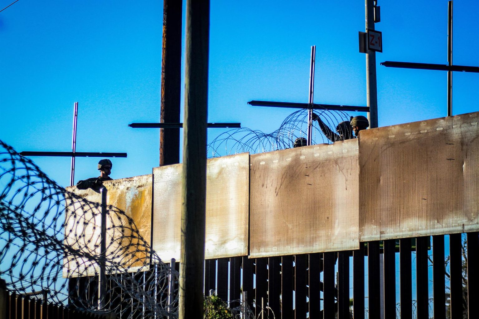 Fotografía de militares estadounidenses que instalan alambre de púas en la frontera. Imagen de archivo. EFE/Joebeth Terriquez