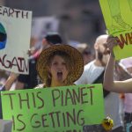 Fotografía de archivo fechada el 20 de septiembre de 2019 donde aparecen unas personas mientras participan en la Huelga Mundial por el Clima en Los Ángeles, California (EE.UU). EFE/David McNew