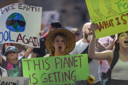 Fotografía de archivo fechada el 20 de septiembre de 2019 donde aparecen unas personas mientras participan en la Huelga Mundial por el Clima en Los Ángeles, California (EE.UU). EFE/David McNew