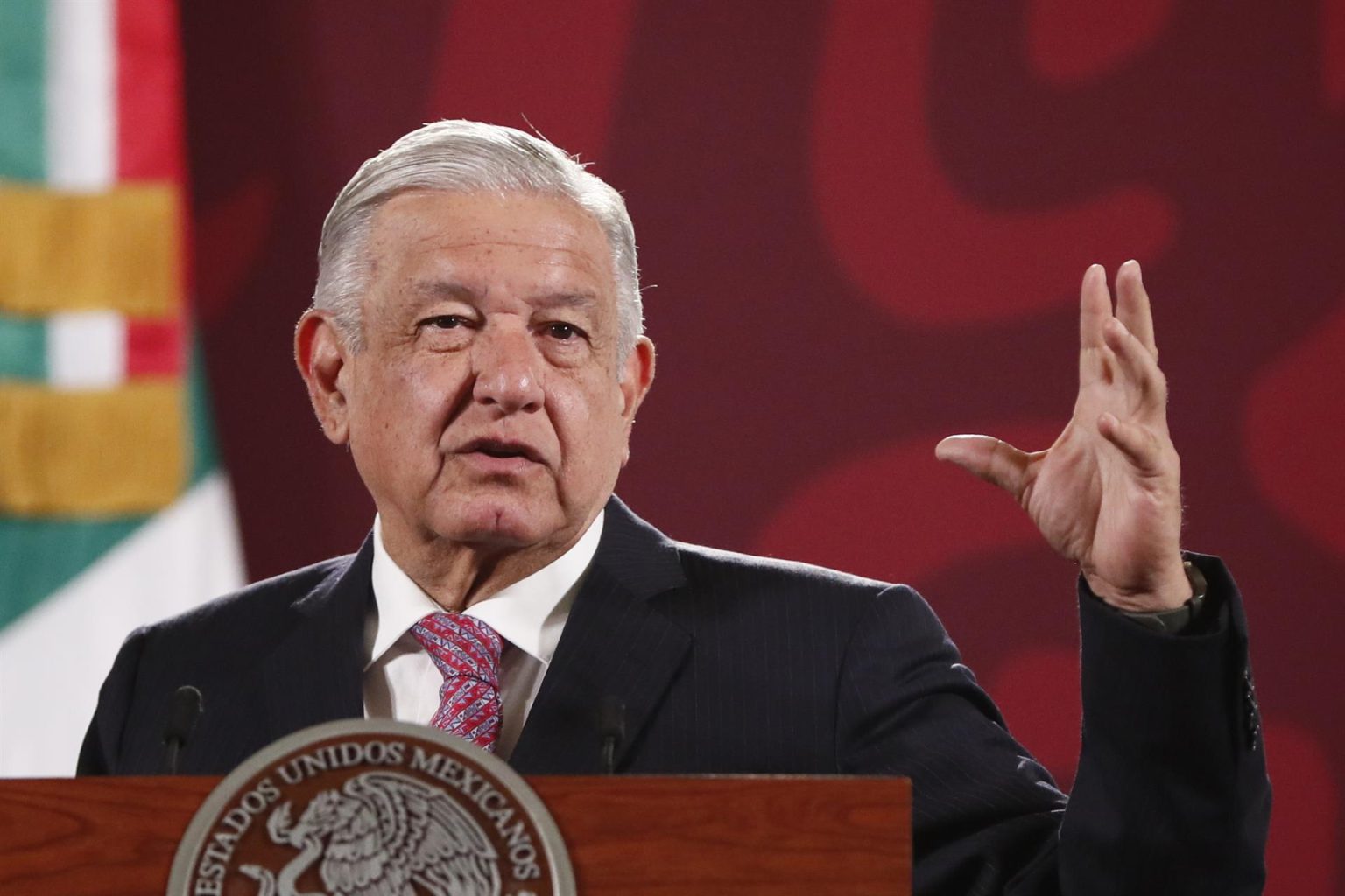 El presidente de México, Andrés Manuel López Obrador, habla hoy durante una rueda de prensa en el Palacio Nacional, en Ciudad de México (México). EFE/ José Méndez