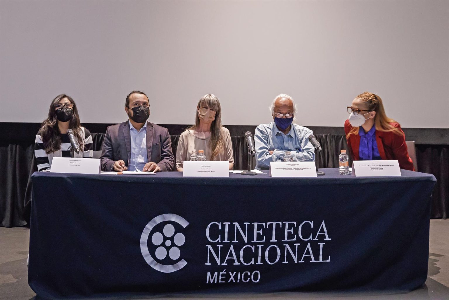 De izquierda a derecha, la directora operativa del MICGénero Tour 2022, Victoria Cabrera; el representante de la Cineteca Nacional, Israel Herrera; la agregada cultural de la Embajada de Suecia en México, Asa Hamnestahl; el director del Fideicomiso para la Promoción y Desarrollo del Cine Mexicano en la Ciudad de México, Cristián Calónico, y la coordinadora de proyectos de cine y arte multimedia del Goethe-Institut Mexiko, Ana Zamboni, participan durante la presentación del Tour 2022 de la Muestra Internacional de Cine con Perspectiva de Género "MICGénero", hoy, en Ciudad de México (México). EFE/ José Méndez