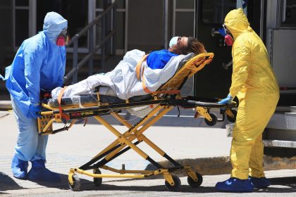 Imagen de archivo que muestra a paramédicos ingresando a un paciente con síntomas de Covid-19, al hospital General, en Ciudad Juárez, estado de Chihuahua. EFE/Luis Torres