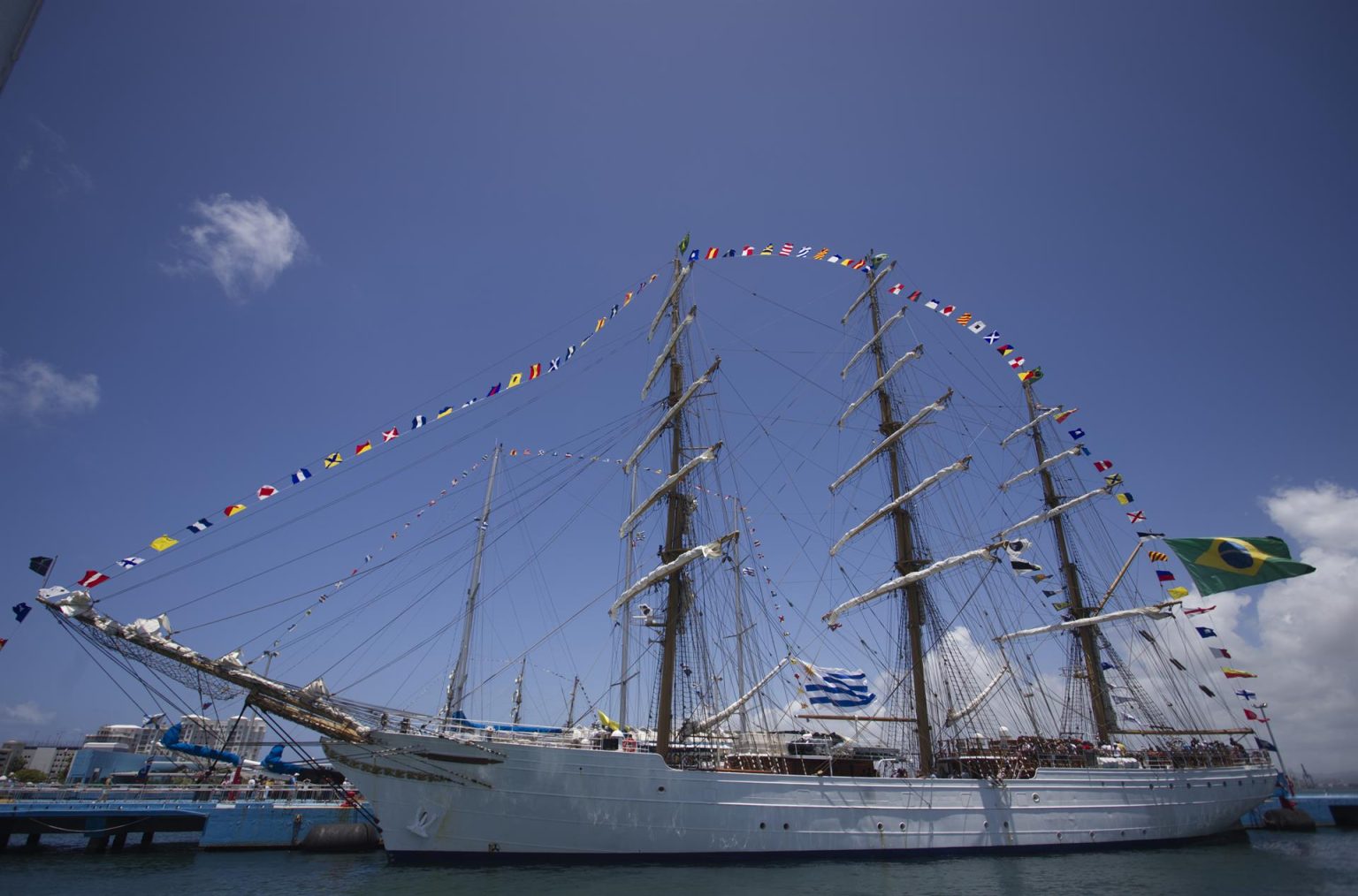 Fotografía de la fragata Cisne Branco de Brasil atracada hoy, en San Juan (Puerto Rico). EFE/ Thais Llorca