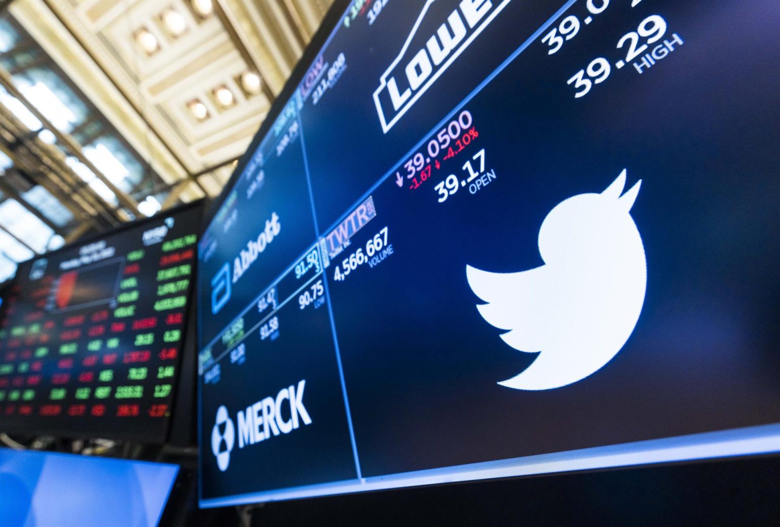 Fotografía de archivo fechada el 16 de mayo de 2022 que muestra una pantalla con el logotipo de Twitter en el piso de la Bolsa de Valores de Nueva York.  EFE / Justin Lane