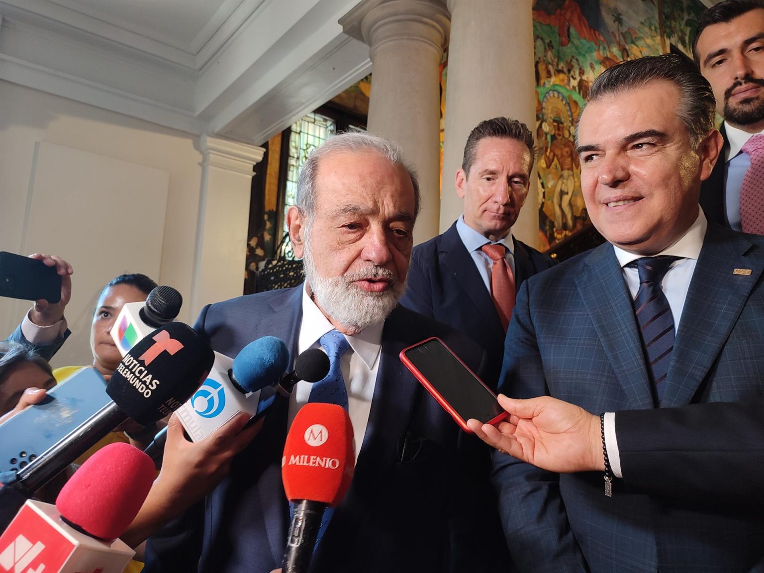 El magnate mexicano Carlos Slim habla a los medios de comunicación junto al presidente del Consejo Coordinador Empresarial (CCE) de México, Francisco Cervantes (d), hoy, en el Instituto Cultural Mexicano en Washington (Estados Unidos). EFE/ Eduard Ribas