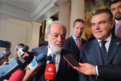 El magnate mexicano Carlos Slim habla a los medios de comunicación junto al presidente del Consejo Coordinador Empresarial (CCE) de México, Francisco Cervantes (d), hoy, en el Instituto Cultural Mexicano en Washington (Estados Unidos). EFE/ Eduard Ribas