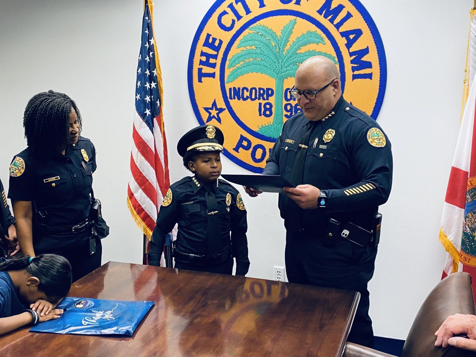 Fotografía cedida por la Policía de Miami que muestra al niño Daniel DJ mientras posa con miembros del departamento de Policía de la ciudad. EFE/ Cortesía Policía de Miami/SOLO USO EDITORIAL/SOLO DISPONIBLE PARA ILUSTRAR LA NOTICIA QUE ACOMPAÑA (CRÉDITO OBLIGATORIO)