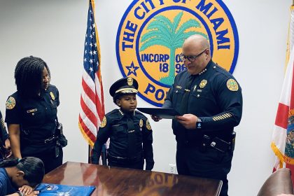 Fotografía cedida por la Policía de Miami que muestra al niño Daniel DJ mientras posa con miembros del departamento de Policía de la ciudad. EFE/ Cortesía Policía de Miami/SOLO USO EDITORIAL/SOLO DISPONIBLE PARA ILUSTRAR LA NOTICIA QUE ACOMPAÑA (CRÉDITO OBLIGATORIO)