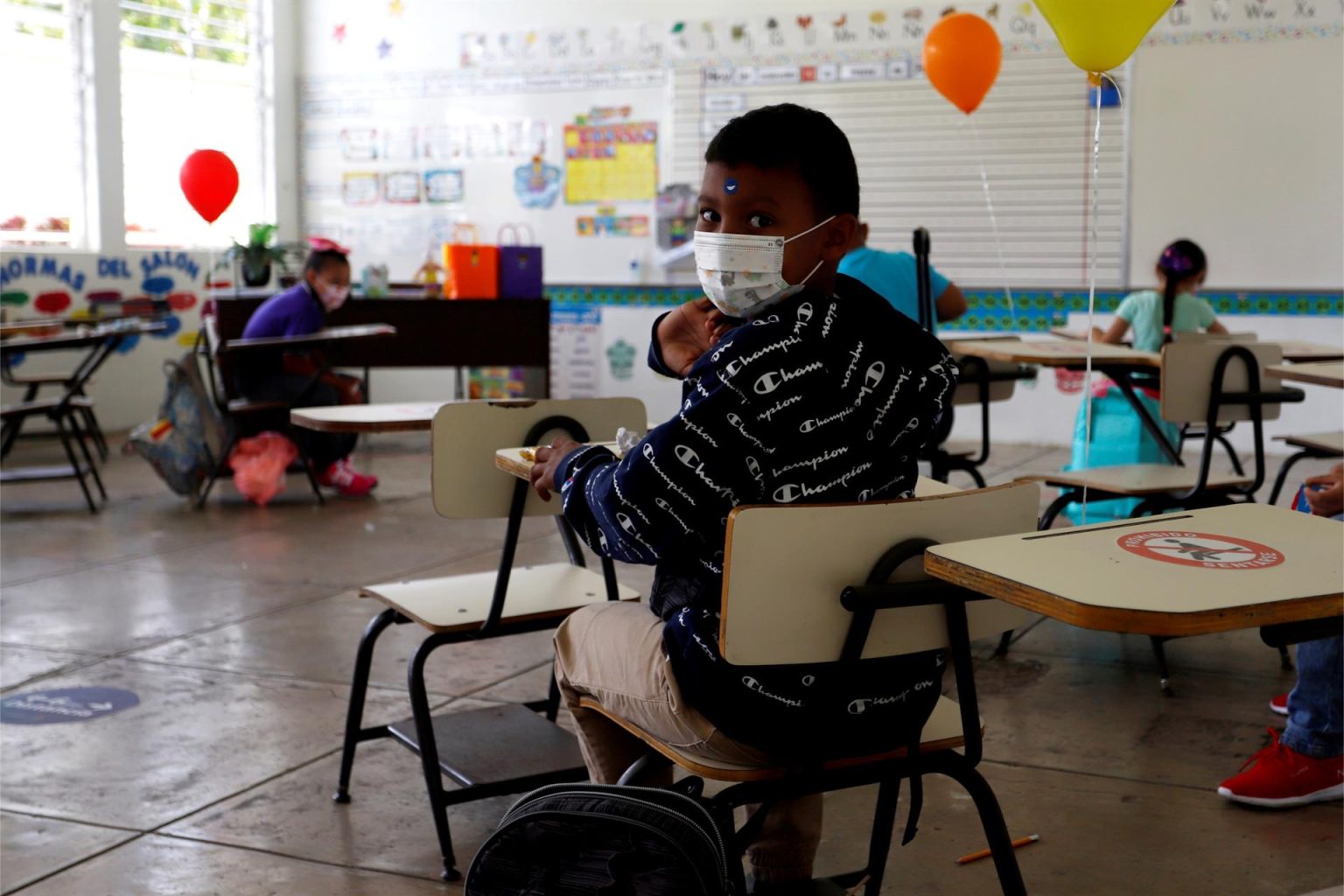 Unos niños asisten a una clase en la Escuela Eugenio María de Hostos en Cayey, (Puerto Rico). Imagen de archivo. EFE/Thais Llorca