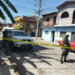 Elementos del Ejercito Mexicano resguardan hoy, la zona donde fueron atacadas personas por un comando armado en el municipio de Jaral del Progreso, en el estado de Guanajuanto (México). EFE/Str