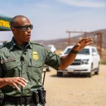 El comandante de la patrulla fronteriza encargado de enlace con autoridades mexicanas, Orlando Romero, habla durante una conferencia de prensa, hoy, en la frontera mexico-estadounidense, en San Diego, California (EE.UU.). EFE/ Manuel Ocaño