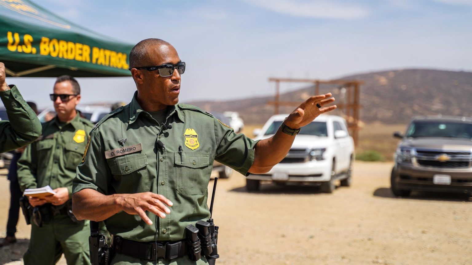 El comandante de la patrulla fronteriza encargado de enlace con autoridades mexicanas, Orlando Romero, habla durante una conferencia de prensa, hoy, en la frontera mexico-estadounidense, en San Diego, California (EE.UU.). EFE/ Manuel Ocaño