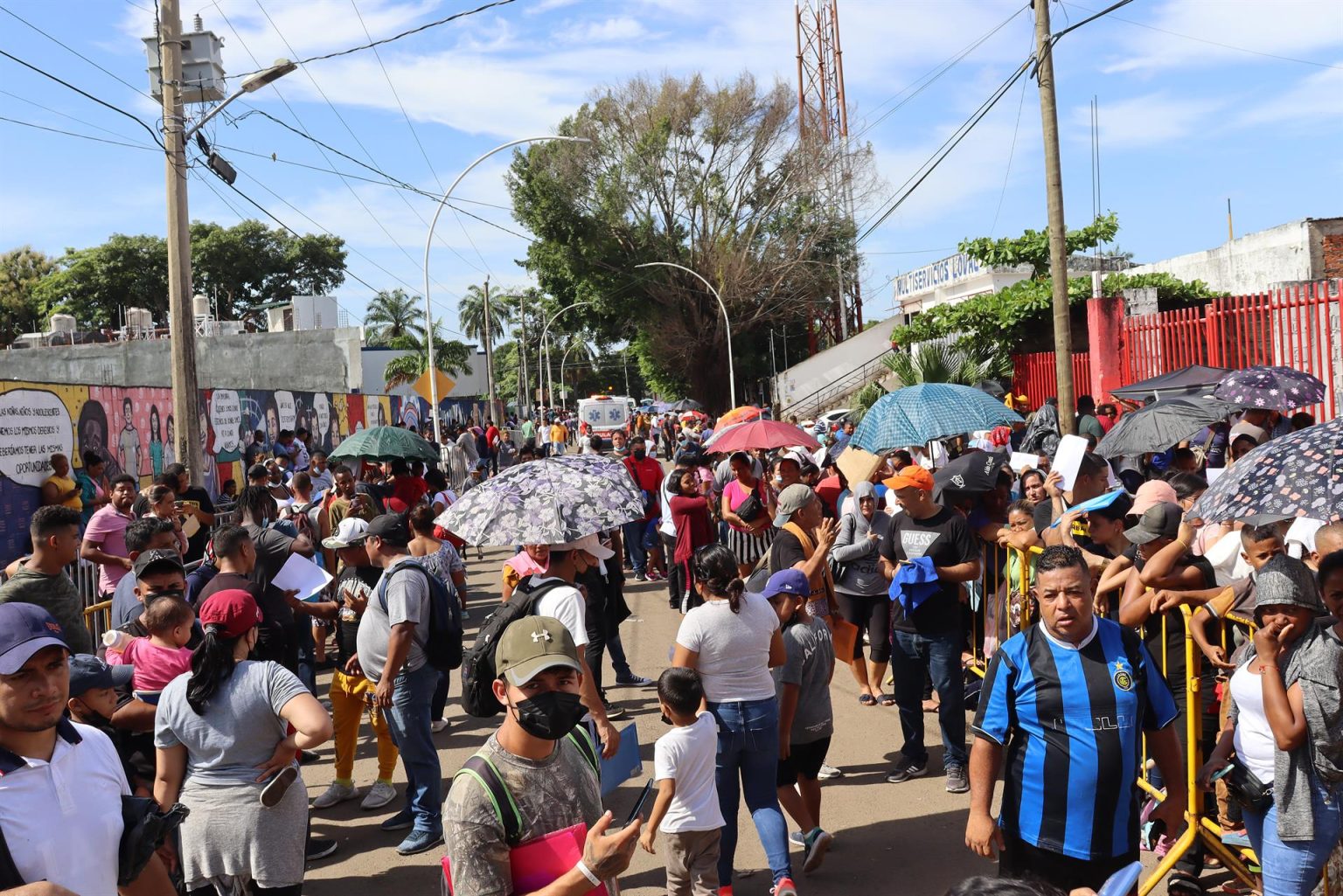 Migrantes protestan hoy frente a la sede del Instituto Nacional de Migración (INM) en la ciudad de Tapachula, estado de Chiapas (México). EFE/Juan Manuel Blanco