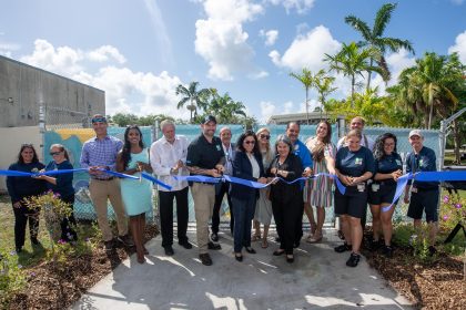 Fotografía cedida por el Condado de Miami-Dade donde aparece su alcaldesa Daniella Levine Cava (c-d) y la directora del Departamento de Parques, Recreación y Espacios Abiertos del Condado de Miami-Dade, María Nardi (c i), mientras cortan junto a representantes de la Fundación Zoo Miami la cinta inaugural de un hospital para tortugas marinas, hoy, en el Zoológico de Miami, Florida (EE.UU.). EFE/ Armando Rodríguez / Miami-dade County SOLO USO EDITORIAL/NO VENTAS/SOLO DISPONIBLE PARA ILUSTRAR LA NOTICIA QUE ACOMPAÑA/CRÉDITO OBLIGATORIO