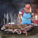 Una mujer prepara poc chuc, carne de cerdo aderezada en el restaurante La Tía de Kaua, el 23 de julio de 2022 en el poblado de Tikuch, Valladolid, estado de Yucatán (México). EFE/Lourdes Cruz