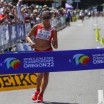 Kimberly García León de Perú cruza la meta en la prueba de 20 kilómetros marcha en los Mundiales de Atletismo que se celebran en Eugene, Oregón (EE.UU.), este 15 de julio de 2022. EFE/Alberto Estévez