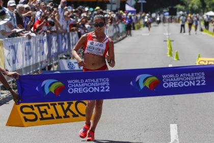 Kimberly García León de Perú cruza la meta en la prueba de 20 kilómetros marcha en los Mundiales de Atletismo que se celebran en Eugene, Oregón (EE.UU.), este 15 de julio de 2022. EFE/Alberto Estévez