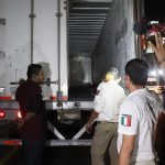 Agentes del Instituto Nacional de Migración (INM) realizan un operativo en búsqueda de migrantes escondidos en tráilers hoy, en Tapachula (México). EFE/ Juan Manuel Blanco