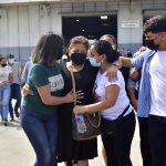 Familiares de los migrantes hondureños fallecidos dentro de un contenedor en Estados Unidos acuden al Aeropuerto Internacional Ramón Villeda Morales a reclamar sus cuerpos, hoy, en San Pedro Sula (Honduras). EFE/ José Valle