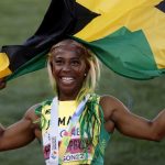 La jamaiquina Shelly-Ann Fraser-Pryce celebra al ganar oro en 100m femenino hoy, en los Campeonatos mundiales de atletismo que se realizan en Hayward Field en Eugene (EE.UU.). EFE/ Kai Forsterling