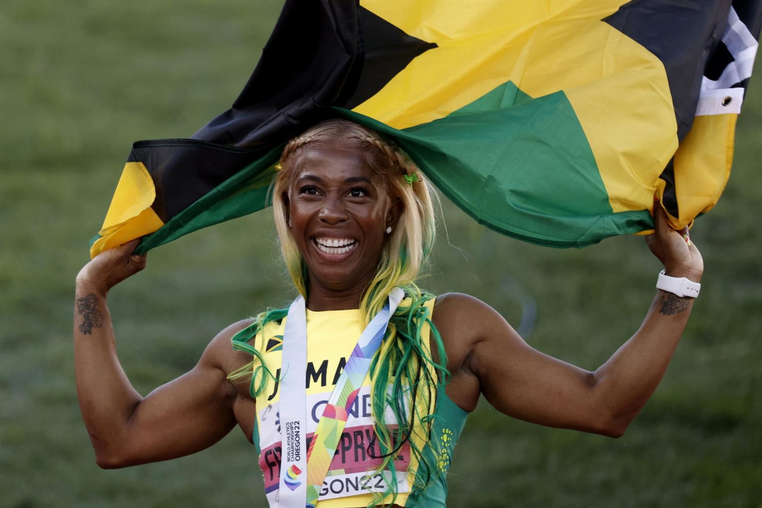 La jamaiquina Shelly-Ann Fraser-Pryce celebra al ganar oro en 100m femenino hoy, en los Campeonatos mundiales de atletismo que se realizan en Hayward Field en Eugene (EE.UU.). EFE/ Kai Forsterling