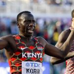 El keniano Emmanuel Kipkurui Korir celebra tras ganar la medalla de oro en la prueba de 800 m en los Mundiales de Atletismo en el estadio Hayward Field en Eugene, Oregón (EE.UU.), este 23 de julio de 2022. EFE/EPA/John G. Mabanglo