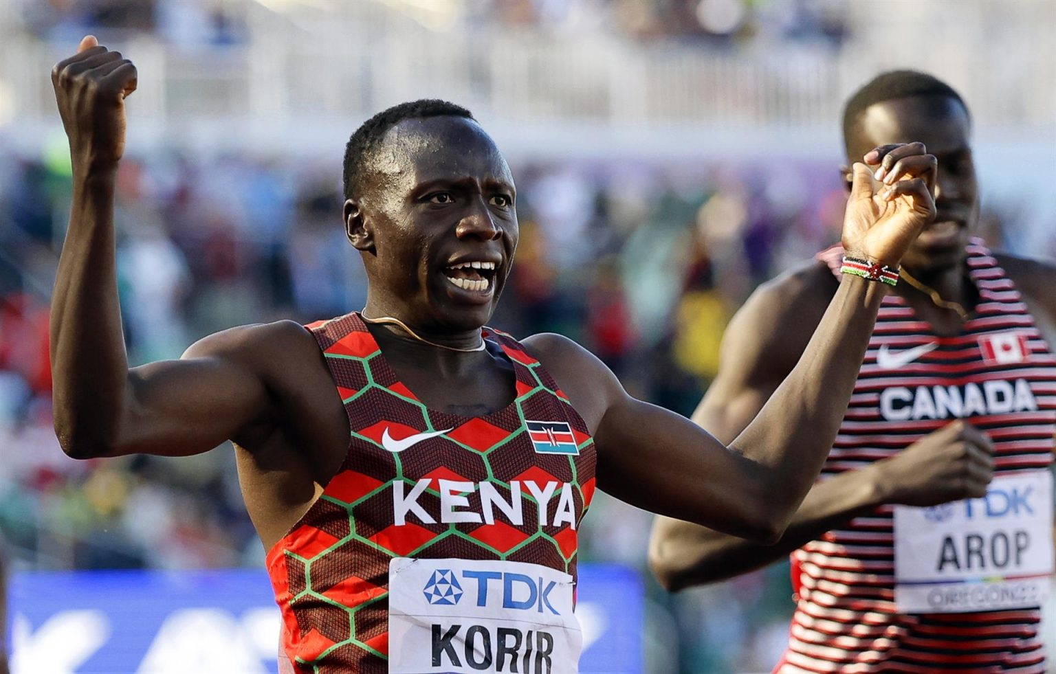 El keniano Emmanuel Kipkurui Korir celebra tras ganar la medalla de oro en la prueba de 800 m en los Mundiales de Atletismo en el estadio Hayward Field en Eugene, Oregón (EE.UU.), este 23 de julio de 2022. EFE/EPA/John G. Mabanglo