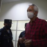 El periodista José Rubén Zamora es visto hoy tras salir de una audiencia en su contra por cargos de lavado de dinero, chantaje y tráfico de influencias, en la Torre de Tribunales en Ciudad de Guatemala (Guatemala). EFE/ Edwin Bercián