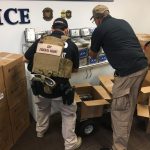 Imagen de archivo que muestra a dos funcionarios del Servicio de Aduanas y Fronteras de Estados Unidos colocando varios paquetes de cocaína decomisados en la oficina del ICE en San Juan (Puerto Rico). EFE/Jorge Muñiz