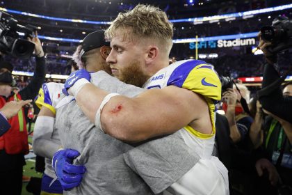 Fotografía de archivo, tomada el pasado 13 de febrero, en la que se registró a los jugadores de los Rams Odell Beckham Jr. (i) y Cooper Kupp (d), receptores estrella del equipo de Los Ángeles de la NFL, tras ganar el Super Bowl LVI, en Inglewood (California, EE.UU.). EFE/John G. Mabanglo