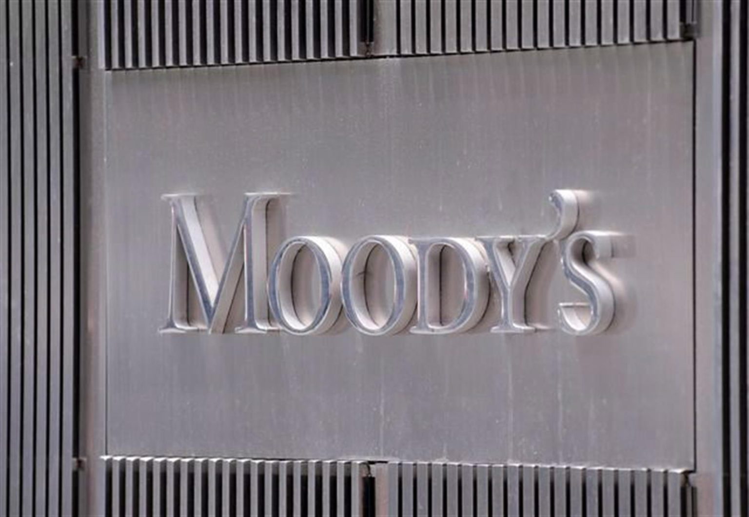 Fotografía de archivo del logo de la agencia de calificación Moody's en la fachada de su sede en Nueva York (EEUU). EFE/ANDREW GOMBERT