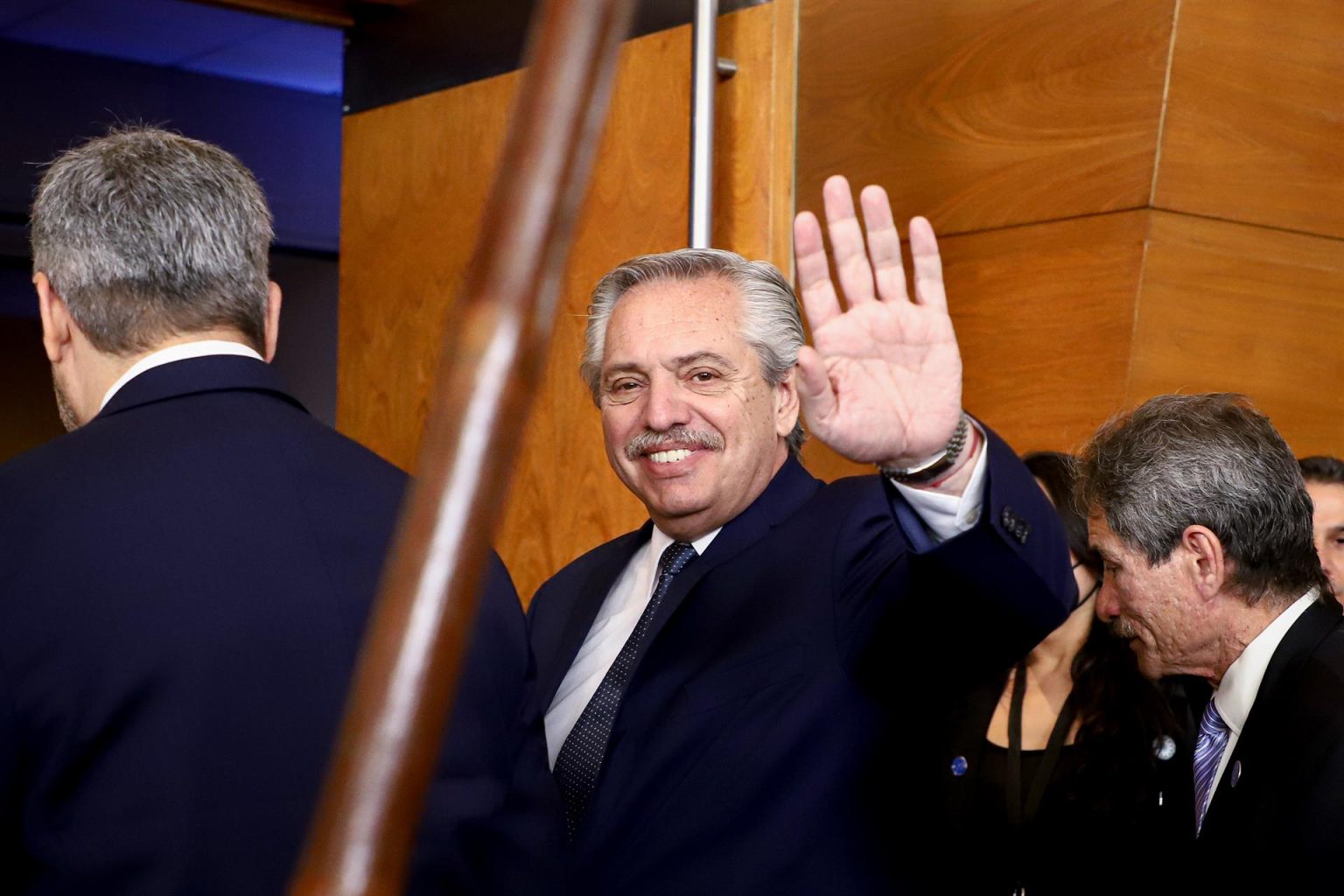 El presidente de Argentina, Alberto Fernández (c), saluda a su llegada a la Cumbre de jefes de Estado del Mercosur y Estados asociados en el Centro de Convenciones de la Conmebol, en Luque (Paraguay). EFE/Nathalia Aguilar