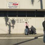 Varias personas esperan su turno frente a la oficina del Departamento de Vehículos Motorizados (DMV) de Hollywood, California. Imagen de archivo. EFE/ARMANDO ARORIZO