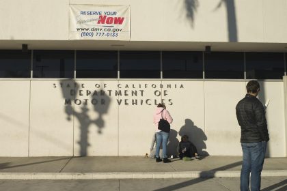 Varias personas esperan su turno frente a la oficina del Departamento de Vehículos Motorizados (DMV) de Hollywood, California. Imagen de archivo. EFE/ARMANDO ARORIZO