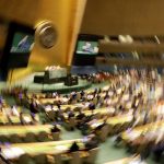 Los miembros de la Asamblea General de las Naciones Unidas participan en una sesión de votación. Imagen de archiv. EFE/ Jason Szenes
