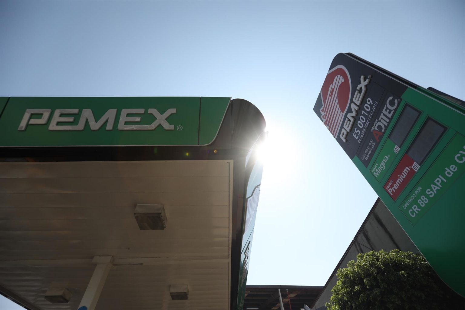 Imagen de archivo de una estación de gasolina de Pemex en la Ciudad de México (México). EFE/ Sáshenka Gutiérrez