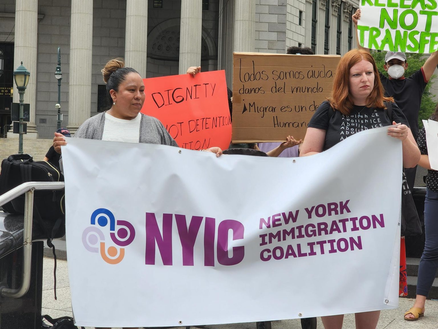 Activistas protestan hoy frente a la sede del Servicio de Control de Aduanas e Inmigracion (ICE) en Nueva York (EE.UU.). EFE/ Ruth E. Hernández