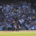 El bateador designado de Los Ángeles Angels Shohei Ohtani de Japón (C) se ve en la caja de bateadores mientras espera un lanzamiento contra la Liga Nacional en la primera entrada del Juego de Estrellas de la Major League Baseball (MLB) 2022 en el Dodger Stadium en Los Ángeles, California, Estados Unidos. EFE/EPA/DAVID SWANSON