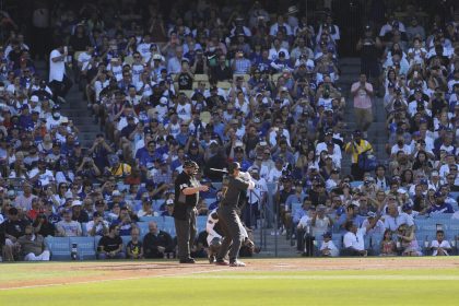 El bateador designado de Los Ángeles Angels Shohei Ohtani de Japón (C) se ve en la caja de bateadores mientras espera un lanzamiento contra la Liga Nacional en la primera entrada del Juego de Estrellas de la Major League Baseball (MLB) 2022 en el Dodger Stadium en Los Ángeles, California, Estados Unidos. EFE/EPA/DAVID SWANSON