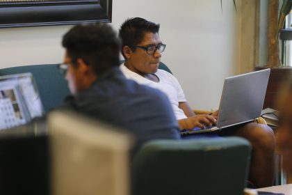 Vista de varios estudiantes latinos y anglos mientras estudian y hacen sus tareas en la sala multicultural del campus de la universidad Utah Valley en Orem, Utah, imagen de archivo. EFE/GEORGE FREY