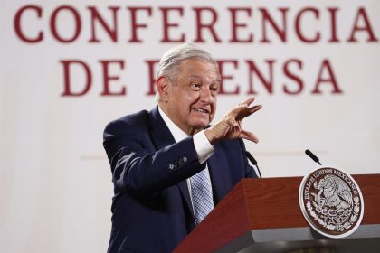 El presidente de México, Andrés Manuel López Obrador, habla durante su rueda de prensa matutina hoy, en el Palacio Nacional de Ciudad de México (México). EFE/José Méndez