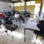 Fotografía de archivo de un grupo de estudiantes y profesores que regresan a clases presenciales, en la ciudad de Zapopan, estado de Jalisco (México). EFE/ Francisco Guasco